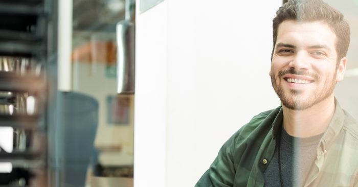 Gut gelaunter männlicher Teilnehmer, repräsentativ für alle Kunden, die Feedback zu qSkills Leistungen abgegeben haben.