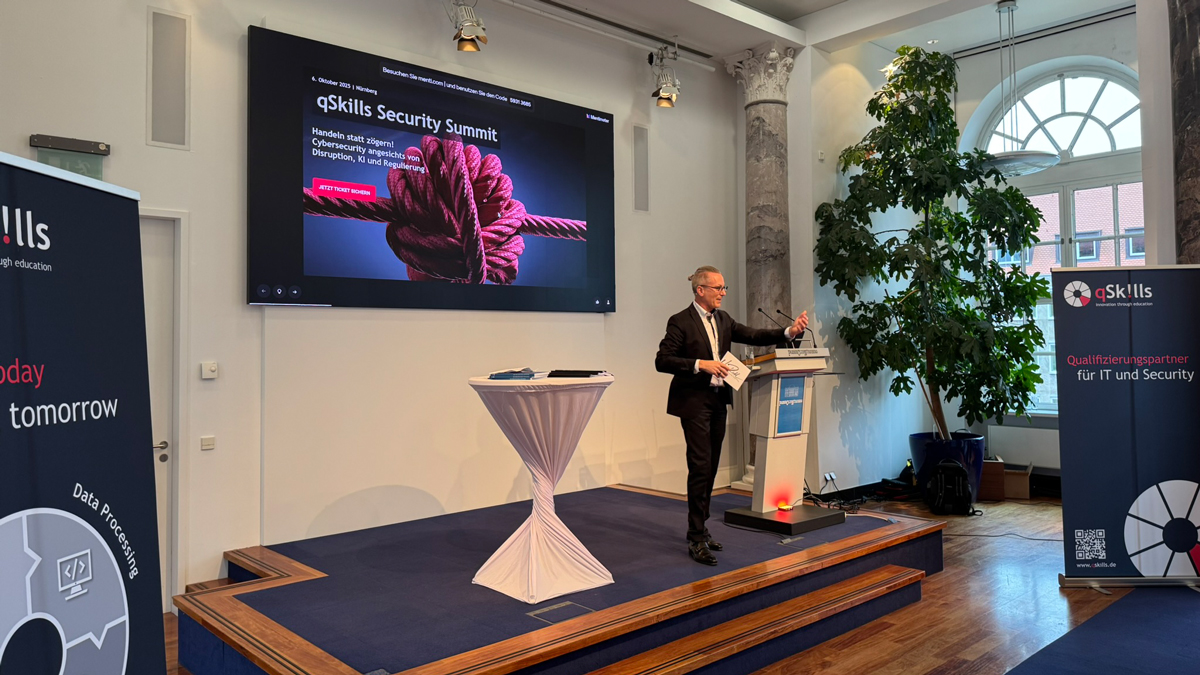 qSkills Security Summit Bühne und Moderator Uwe Rühl