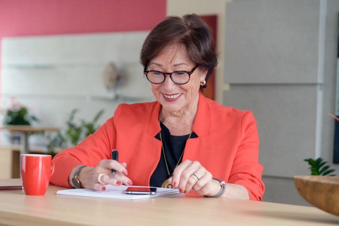 Birgit Jacobs in der Cafeteria
