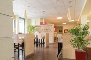 Blick in den Cafe & Lounge Bereich sowie Garderobe und Eingangszone von qSkills, ohne Teilnehmende