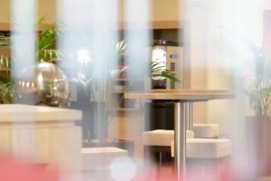 Durchschimmerndes Bild mit Cafeteria im Hintergrund