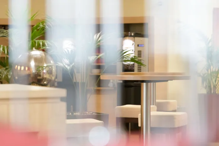 Durchschimmerndes Bild mit Cafeteria im Hintergrund