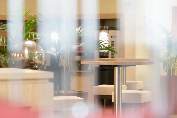 Durchschimmerndes Bild mit Cafeteria im Hintergrund