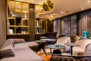 Lounge area with open shelving and lighting at Motel One Nuremberg-Plärrer.