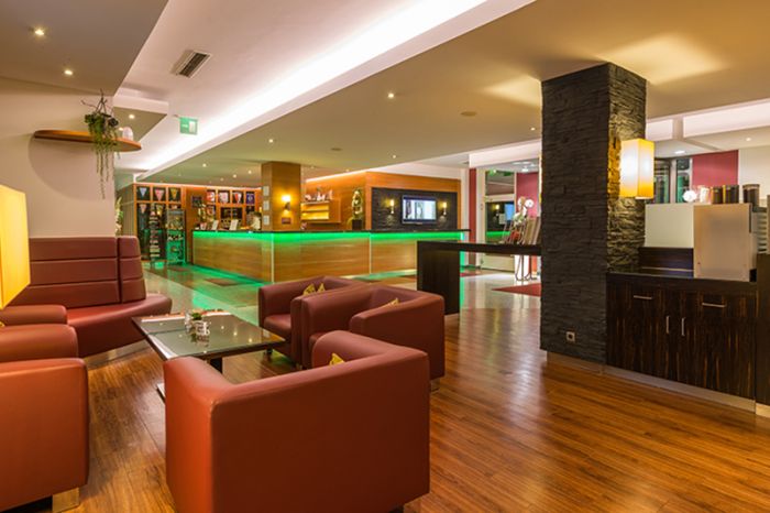 Novina Business Hotel at Südwestpark Nuremberg: View of the lobby and reception area, including seating.