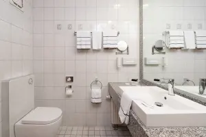 Novina Business Hotel at Südwestpark Nuremberg: View of standard white bathroom with sink and toilet