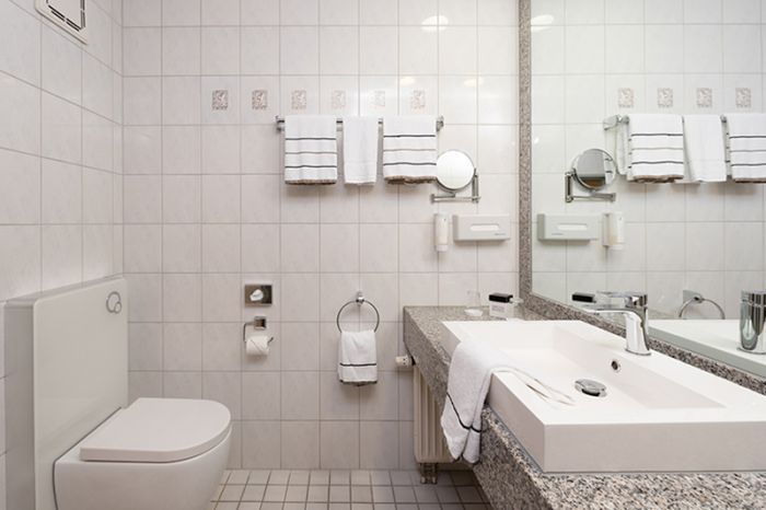 Novina Business Hotel at Südwestpark Nuremberg: View of standard white bathroom with sink and toilet