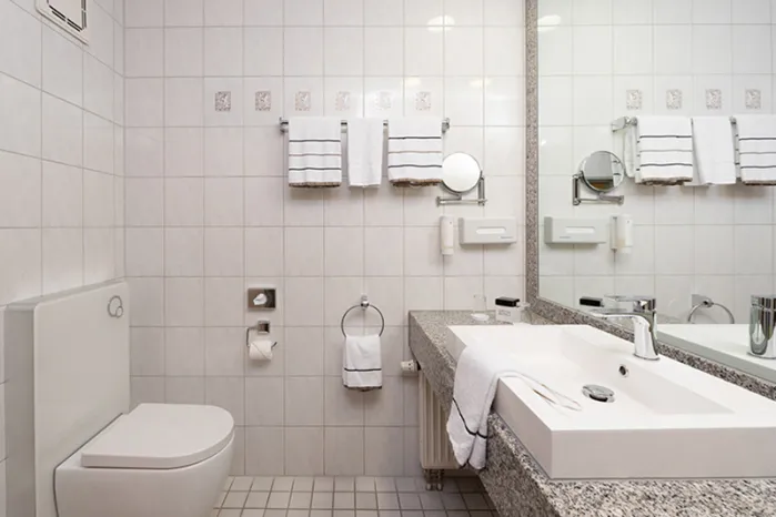 Novina Business Hotel at Südwestpark Nuremberg: View of standard white bathroom with sink and toilet