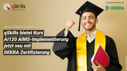Neue DEKRA Zertifizierung - Glücklicher Absolvent feiert mit Abschlusskleid und Notizbuch