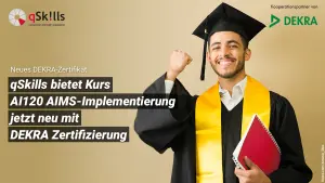 Neue DEKRA Zertifizierung - Glücklicher Absolvent feiert mit Abschlusskleid und Notizbuch
