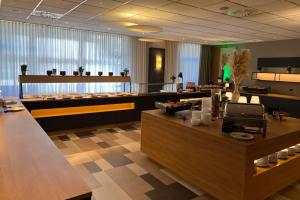 Restaurantbereich im NOVINA Hotel am Südwestpark Nürnberg mit Essensausgabe und Dessertbereich ohne Gäste.